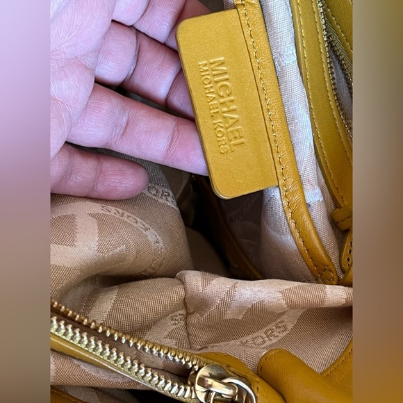 Michael Kors Beverley Mustard Yellow- Gold Drawstring Bag- rare vintage - Picture 4 of 16